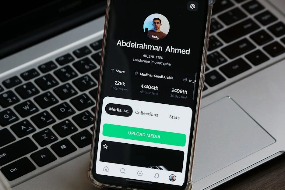 Online eğitim platformunda konu seçen bir kullanıcı